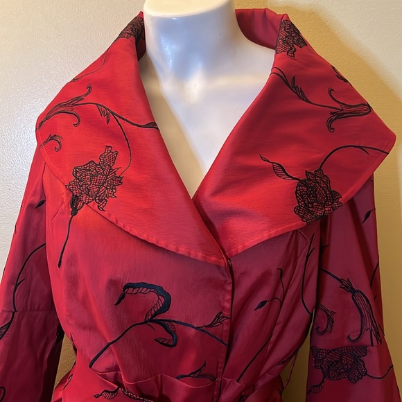 Samuel Dong Belted Brocade Elasticized Coat Red/Black Snap Closure - Picture 2 of 9